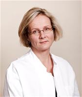Gastroenterologisen kirurgian erikoislääkäri Monika Carpelan-Holmström hoitaa vatsaelinsairauksia ja lihavuuskirurgiaa Eiran sairaalassa.