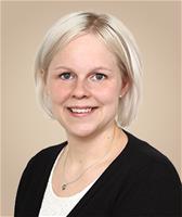 Sairaanhoitaja ja päihdetyöntekijä Heini Suhonen Eiran sairaalassa toimii Eira Päihdeklinikan asiantuntijana ja hoitaa riippuvuussairauksia sekä riippuvaisen läheisten hyvinvointia.
