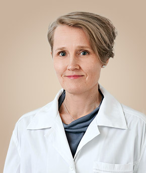 Sisätautien erikoislääkäri Nina Karjanlahti Eiran sairaalassa, erikoistunut diabeteksen hoitoon ja erityisosaamisena lihavuuden ja pitkäaikaisten sisätautisairauksien hoitoon.