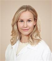 Optikko Sanni Hirvo Eiran sairaalassa tekee silmätutkimuksia sekä esitukimuksia silmäleikkausta varten ja on Eira Kuivasilmäklinikan asiantuntija.