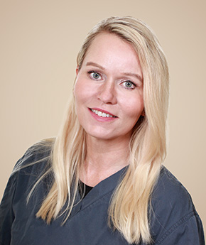 Laserterapeutti Suvi Lahtinen tekee tatuoinnin poistoja laserilla Eiran sairaalassa.