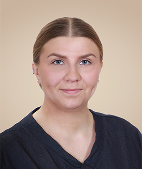 Sairaanhoitaja, kosmetologi Senja Kotilainen tekee kasvohoitoja Eiran sairaalassa.