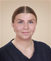 Sairaanhoitaja, kosmetologi Senja Kotilainen tekee kasvohoitoja Eiran sairaalassa.