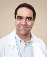 Gastroenterologisen kirurgian erikoislääkäri Alexandre Santos Eiran sairaalassa tekee lihavuus-, tyrä- ja peräpukamaleikkauksia.