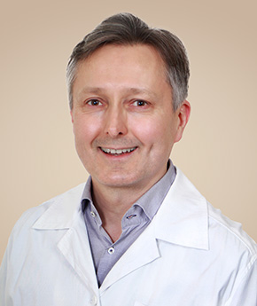 Plastiikkakirurgi Tatu Tarkka tekee plastiikkakirurgisia toimenpiteitä Eiran sairaalassa.