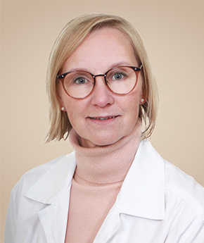 Gastroenterologisen kirurgian erikoislääkäri Piia Pulkkinen Eiran sairaalassa hoitaa lantiopohjan laskeumia sekä peräaukon seudun vaivoja.