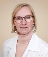 Gastroenterologisen kirurgian erikoislääkäri Piia Pulkkinen Eiran sairaalassa hoitaa lantiopohjan laskeumia sekä peräaukon seudun vaivoja.