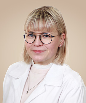 Plastiikkakirurgian erikoislääkäri Eija Suorsa Eiran sairaalassa, erityisosaaminen rasvansiirrot ja rasvaimut sekä vatsalihasten erkauman korjaus ja abdominoplastia.