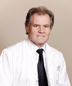 Ortopedian ja traumatologian erikoislääkäri Esko Kaartinen Eiran sairaalassa on erikoistunut nilkan, lonkan ja polven tähystyskirurgiaan.