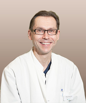 Ortopedian ja traumatologian erikoislääkäri Mikko Manninen Eiran sairaalassa, erityisosaaminen polven ja lonkan tekonivelkirurgiaan.