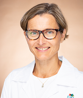 Silmäkirurgi Johanna Sarmela Eiran sairaalassa, erityisosaaminen silmäluomileikkaukset kuten yläluomileikkaus, silmäluomien kasvaimet ja näppylät, silmäluomien virheasennot.