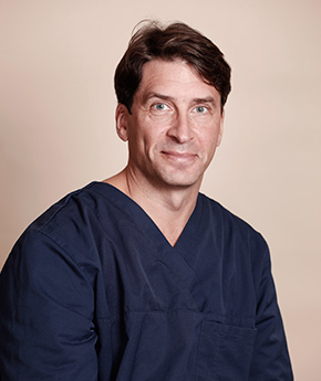 Gastroenterologisen kirurgian erikoislääkäri Tom Scheinin Eiran sairaalassa toimii asiantuntijana Eira Painonhallintaklinikalla ja Vatsaklinikalla.