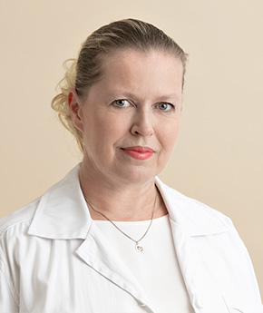 Silmätautien erikoislääkäri, silmäkirurgi Minna Virtanen Eiran sairaalassa, vastaanottava silmälääkäri, erityisosaaminen silmätautien kuten kaihin hoito.
