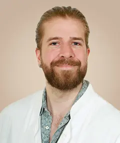Yleislääkäri Carl Korsström Eiran sairaalassa hoitaa mm. hengitysvaikeuksia, vatsavaivoja, tuki- ja liikuntaelimistön ongelmia sekä ihovaivoja.