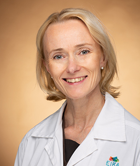 Silmäkirurgi Kirsi-Tiina Kukkonen Eiran sairaalassa, erityisosaamista verkkokalvokirurgia, kaihi-, ikänäkö- ja SMILE laserleikkaukset.